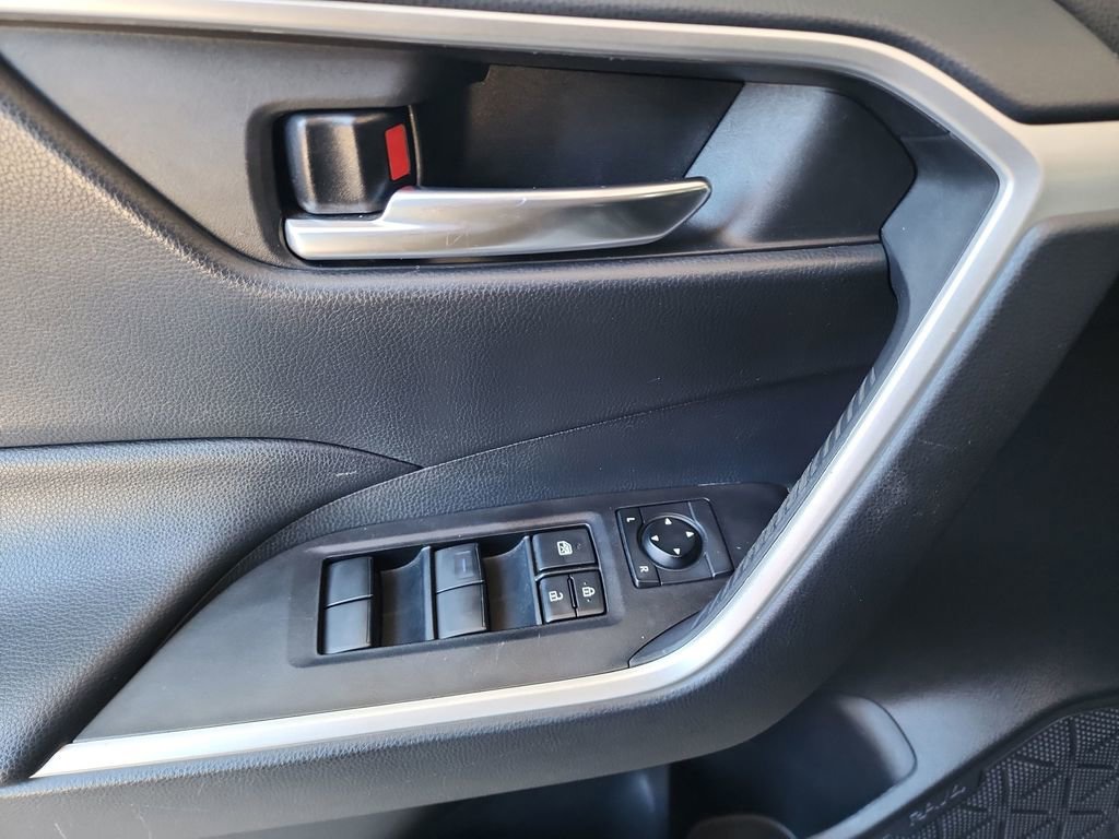 Used 2021 Toyota RAV4 XLE AWD/4WD image 14