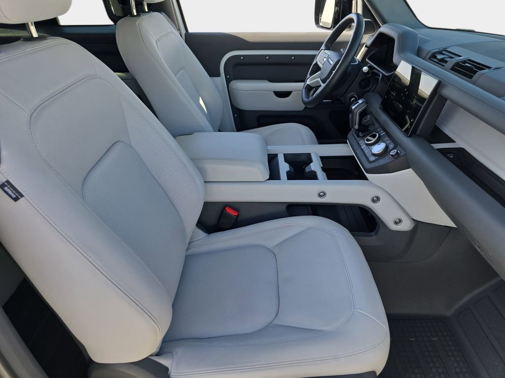 Used 2025 Land Rover Defender 90 X-Dynamic SE image 10