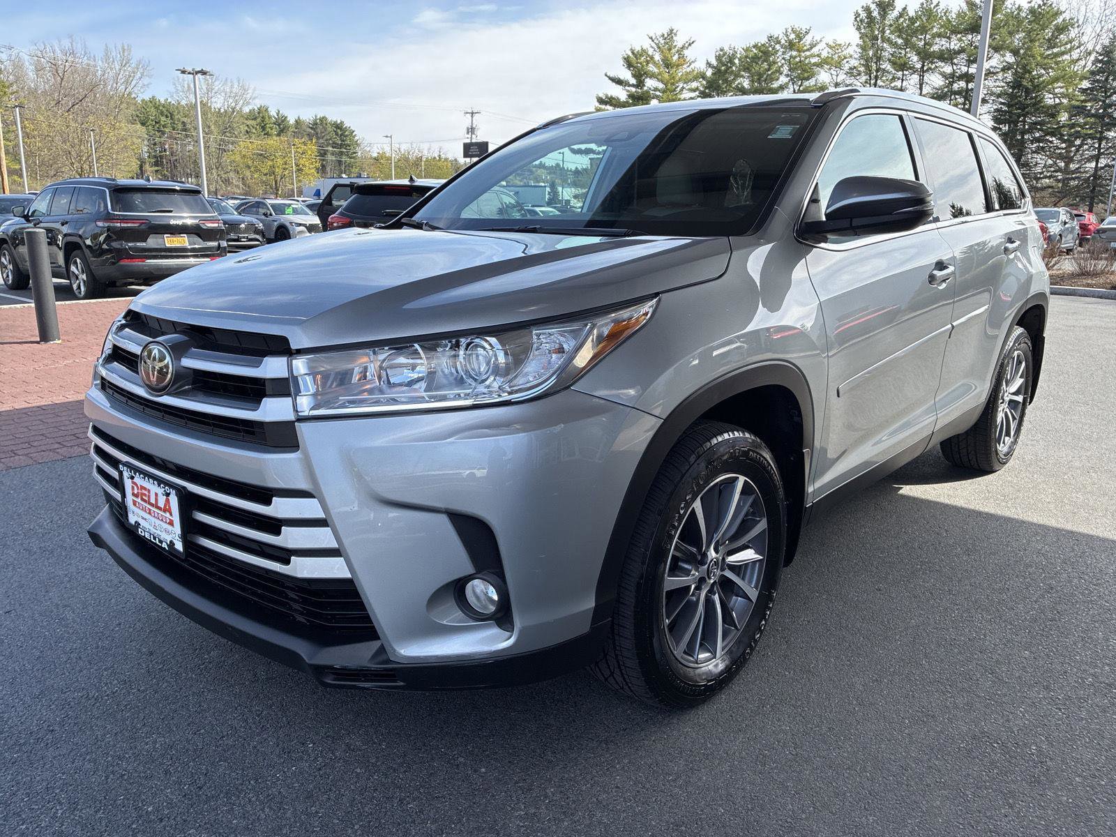 Used 2019 Toyota Highlander XLE AWD/4WD image 3