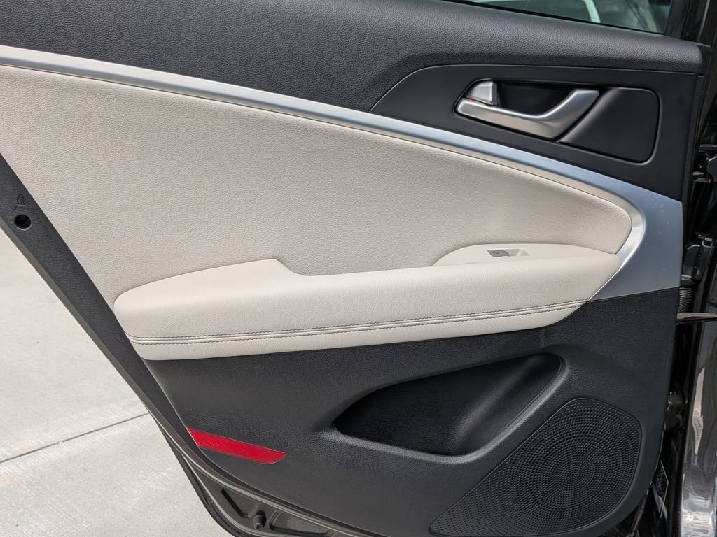 Used 2023 Genesis G70 2.0T image 25