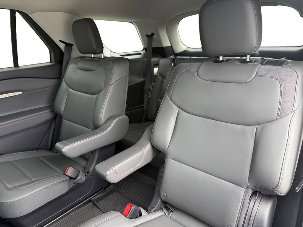 Used 2025 Ford Explorer Active w/ Active Comfort Package RWD image 14