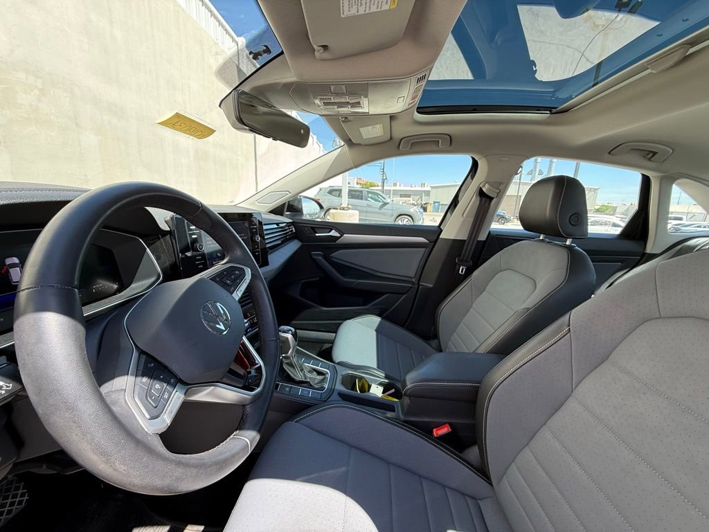 Used 2025 Volkswagen Jetta SE image 5