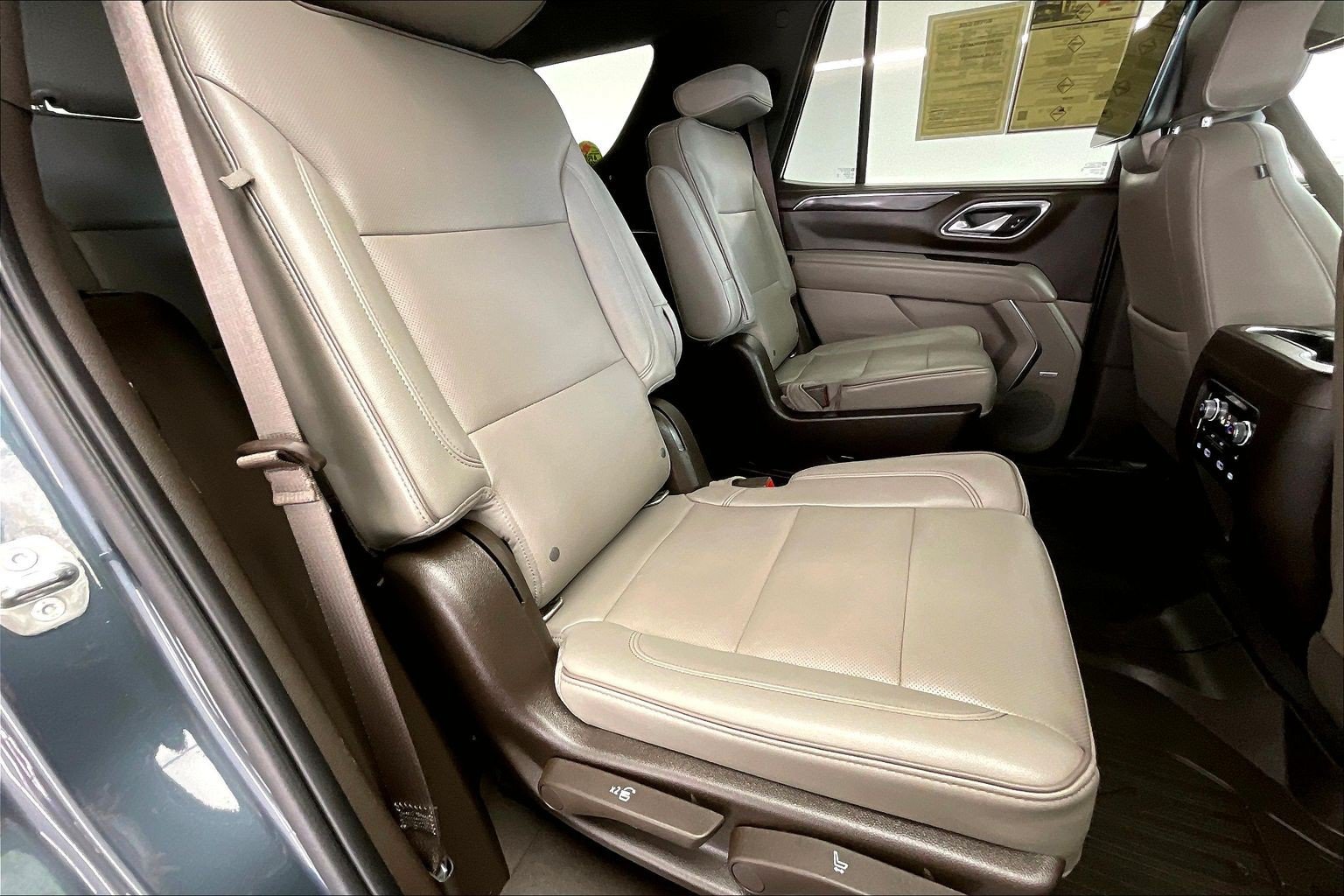 Used 2021 GMC Yukon SLT w/ SLT Premium Package AWD/4WD image 18
