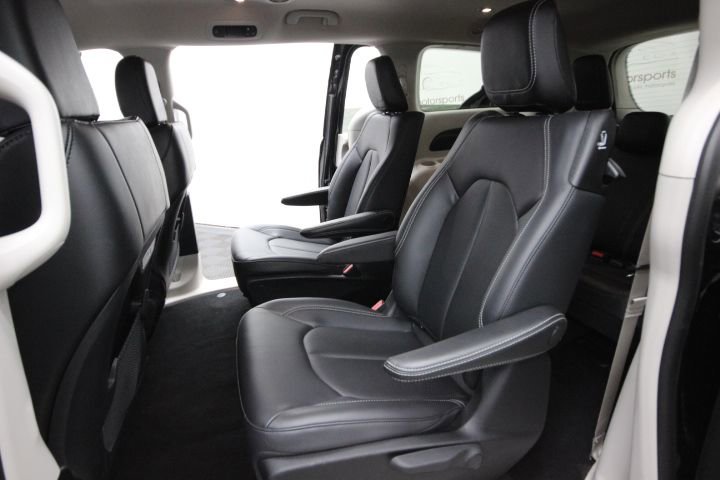 Used 2023 Chrysler Pacifica Touring-L image 25