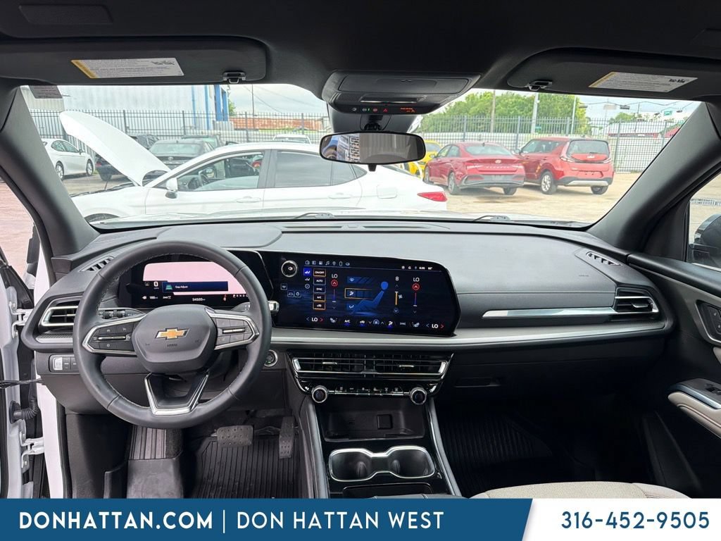 Used 2025 Chevrolet Traverse LT w/ Driver Confidence Package AWD/4WD image 2