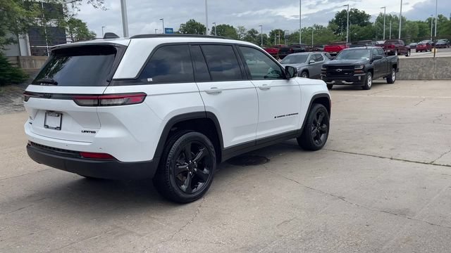 Used 2024 Jeep Grand Cherokee Limited w/ Black Appearance Package AWD/4WD image 8