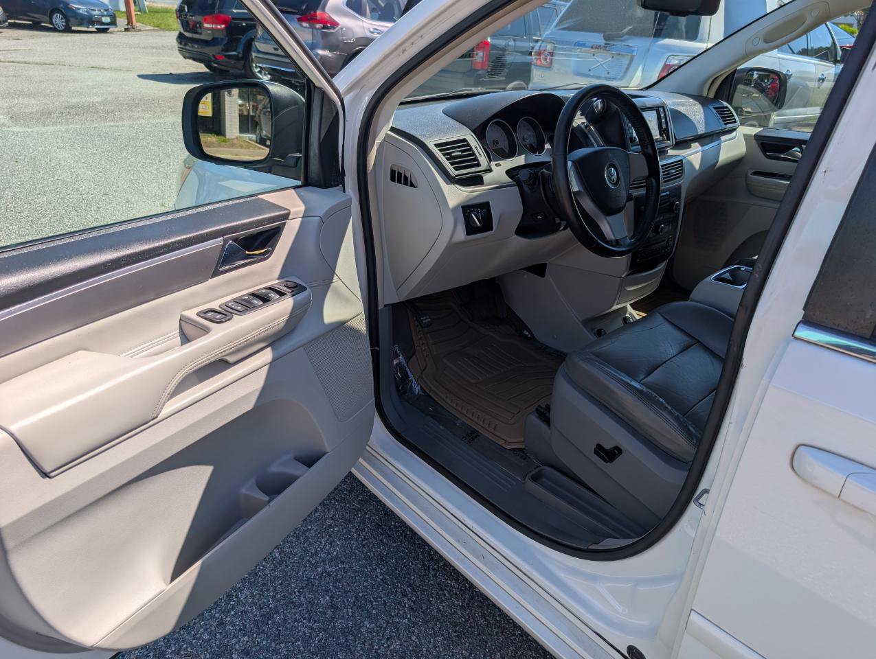 Used 2010 Volkswagen Routan SEL FWD image 16
