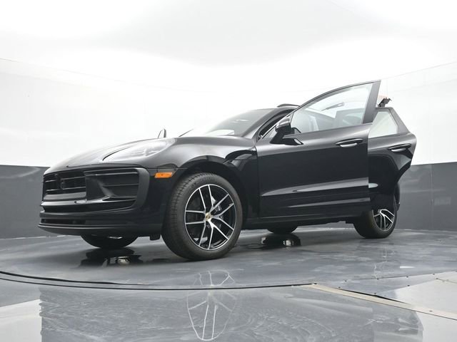 Certified 2025 Porsche Macan AWD/4WD image 31