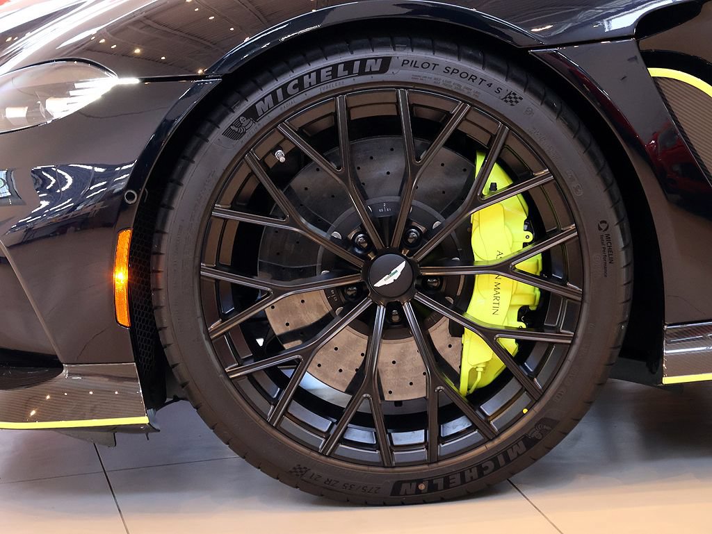Used 2023 Aston Martin V12 Vantage RWD image 32