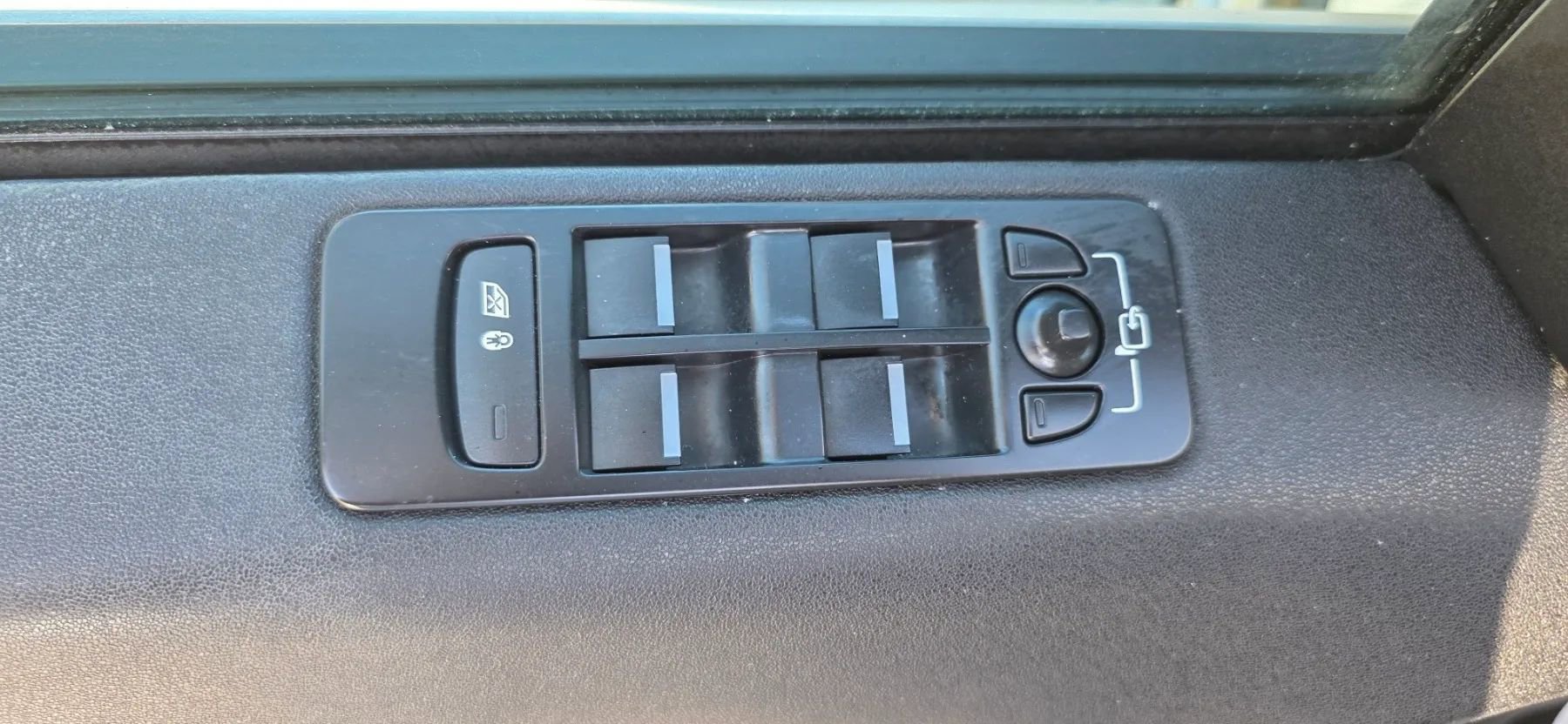 Used 2016 Land Rover Discovery Sport SE image 12