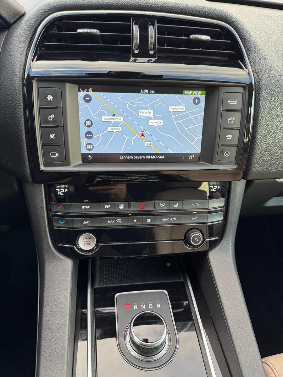 Used 2018 Jaguar F-PACE Premium image 22