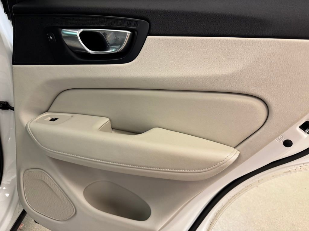 Used 2023 Volvo XC60 B5 Plus image 27