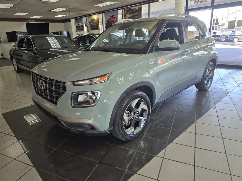 Used 2025 Hyundai Venue SEL FWD image 1
