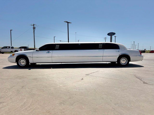 Used 2002 Lincoln Town Car Executive RWD image 5