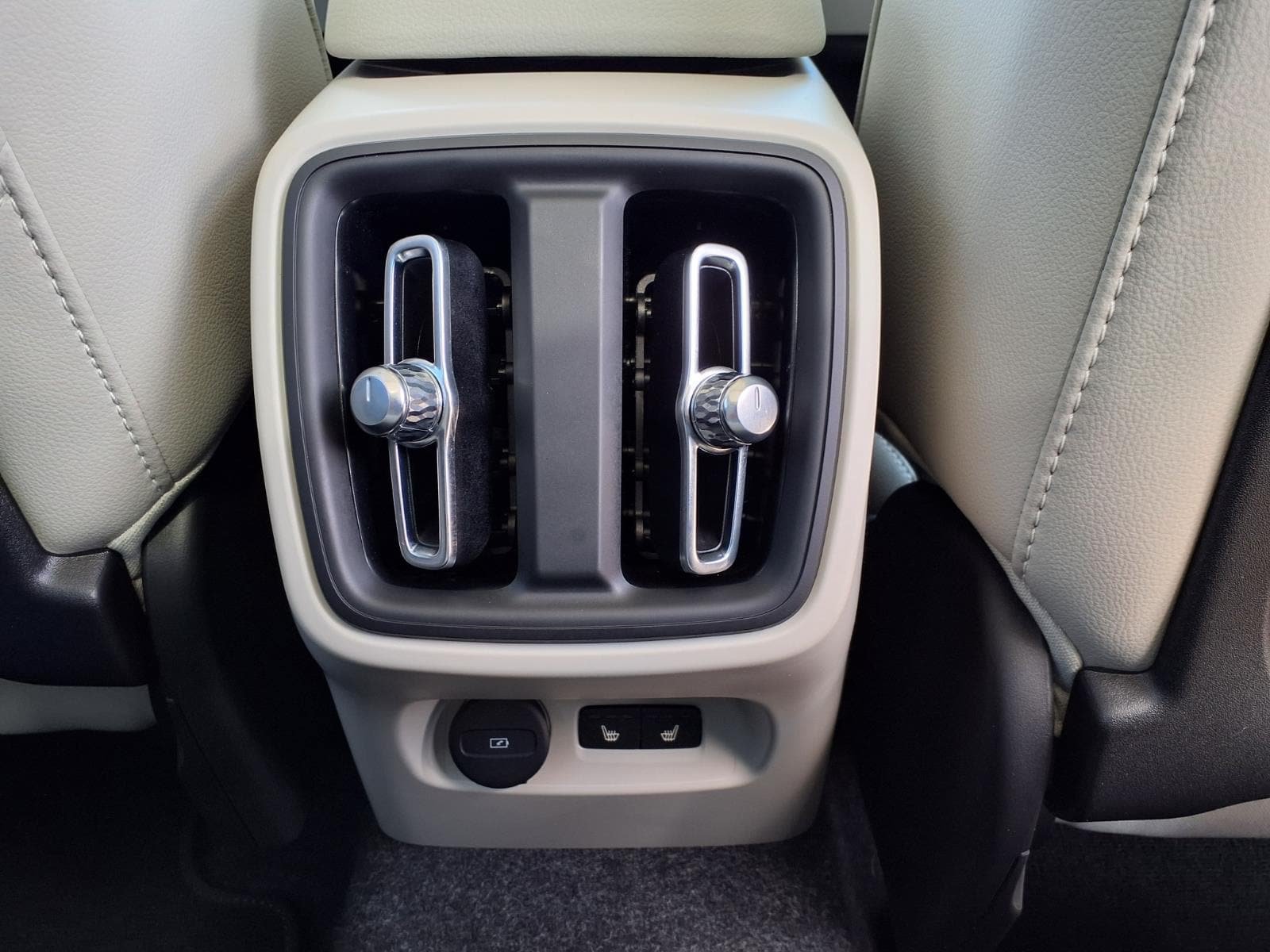 Certified 2025 Volvo XC40 B5 Ultra AWD/4WD image 16