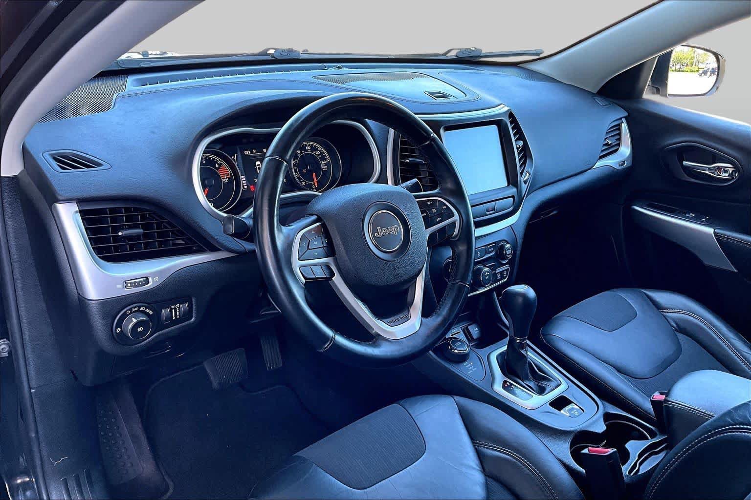 Used 2018 Jeep Cherokee Latitude Plus AWD/4WD image 18