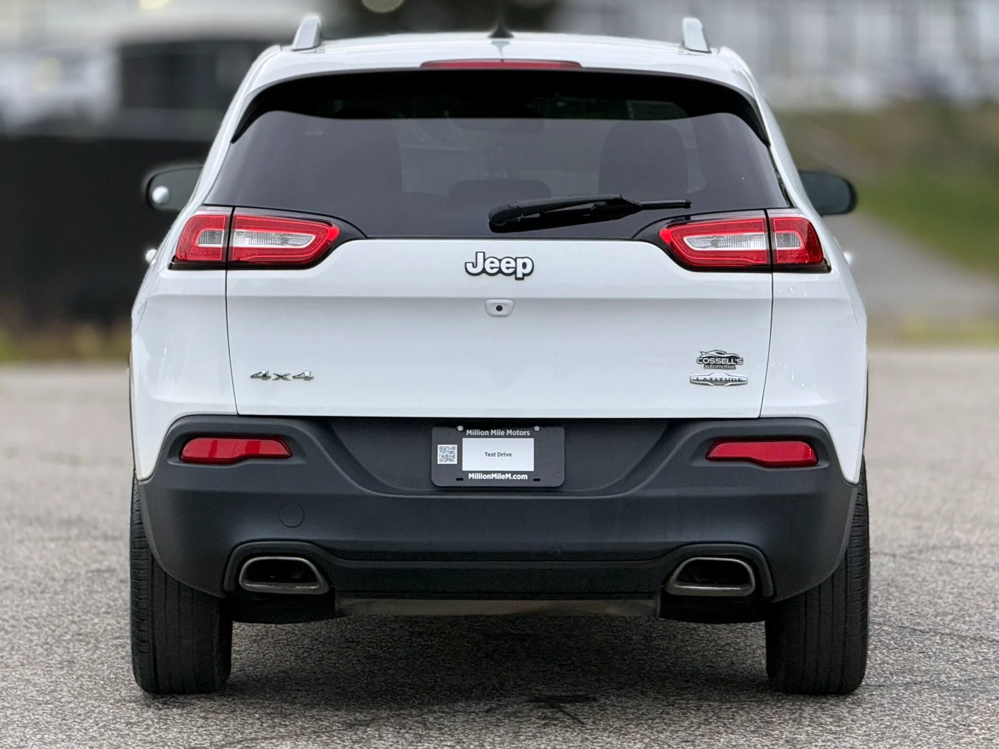 Used 2016 Jeep Cherokee Latitude w/ Cold Weather Group AWD/4WD image 4