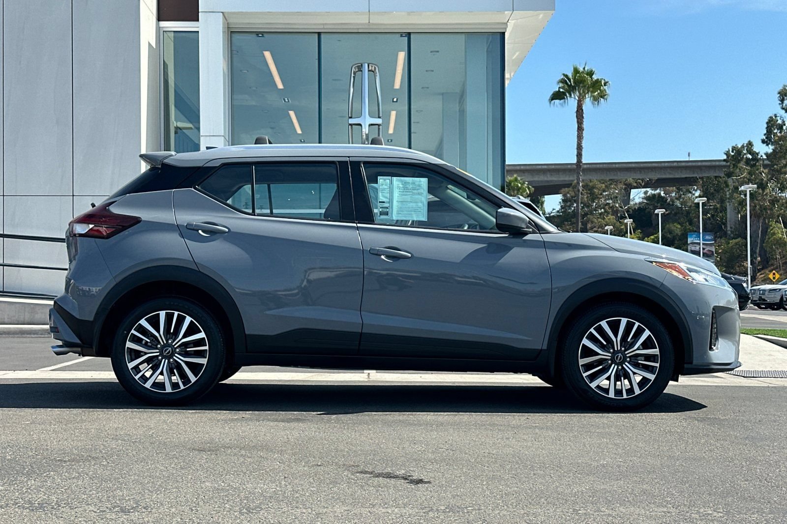 Used 2022 Nissan Kicks SV w/ Interior Electronics Package FWD image 2
