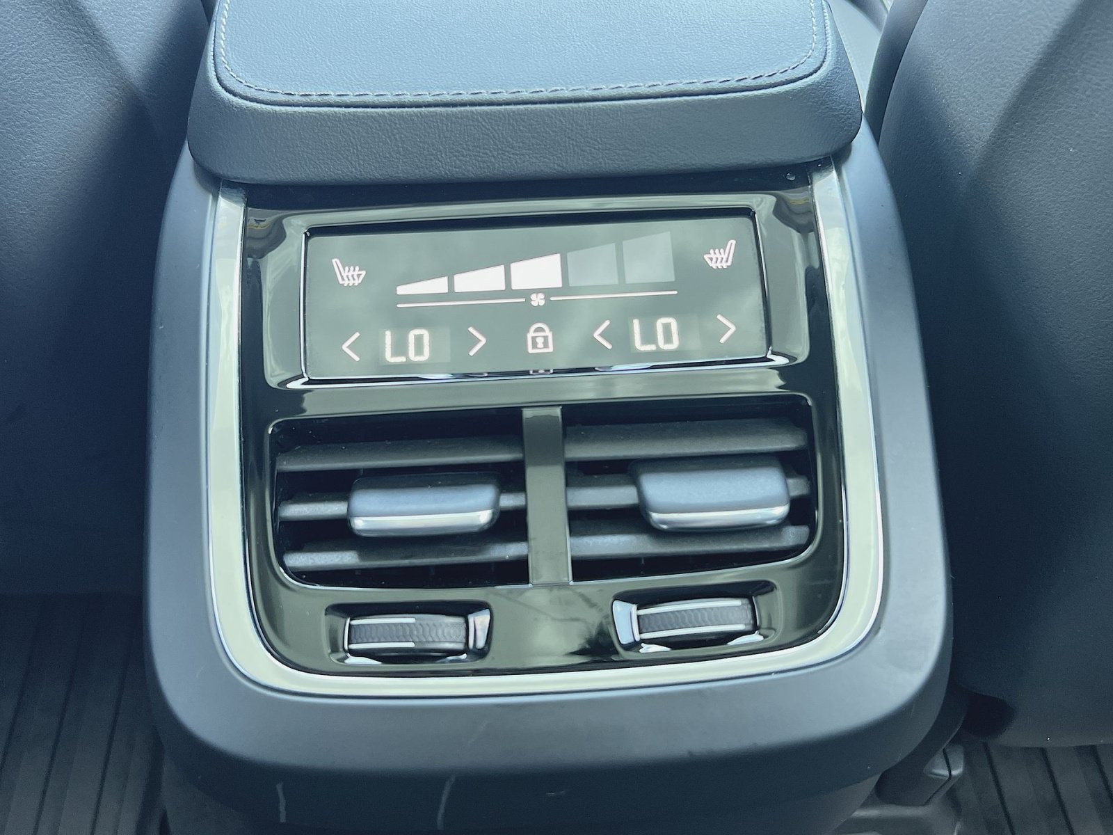 Certified 2023 Volvo XC90 B6 Ultimate w/ Protection Package Premier AWD/4WD image 23
