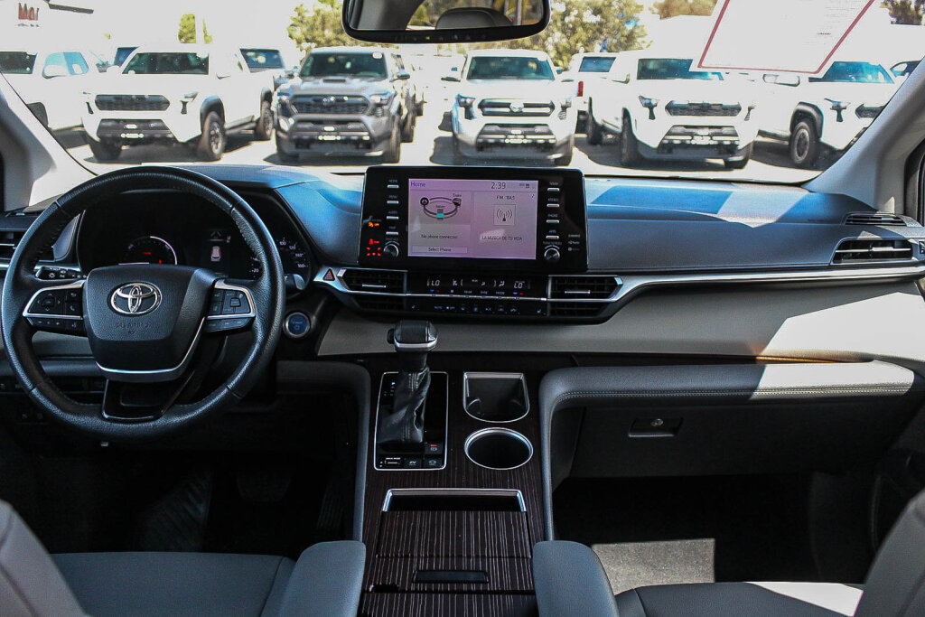 Certified 2023 Toyota Sienna XLE FWD image 2