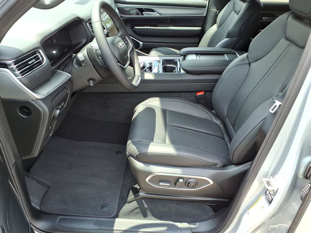 New 2026 Jeep Grand Wagoneer Limited w/ 8-Passenger Seating Package AWD/4WD image 12