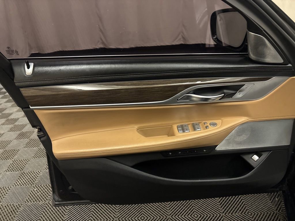 Used 2019 BMW 750i xDrive w/ Executive Package image 10