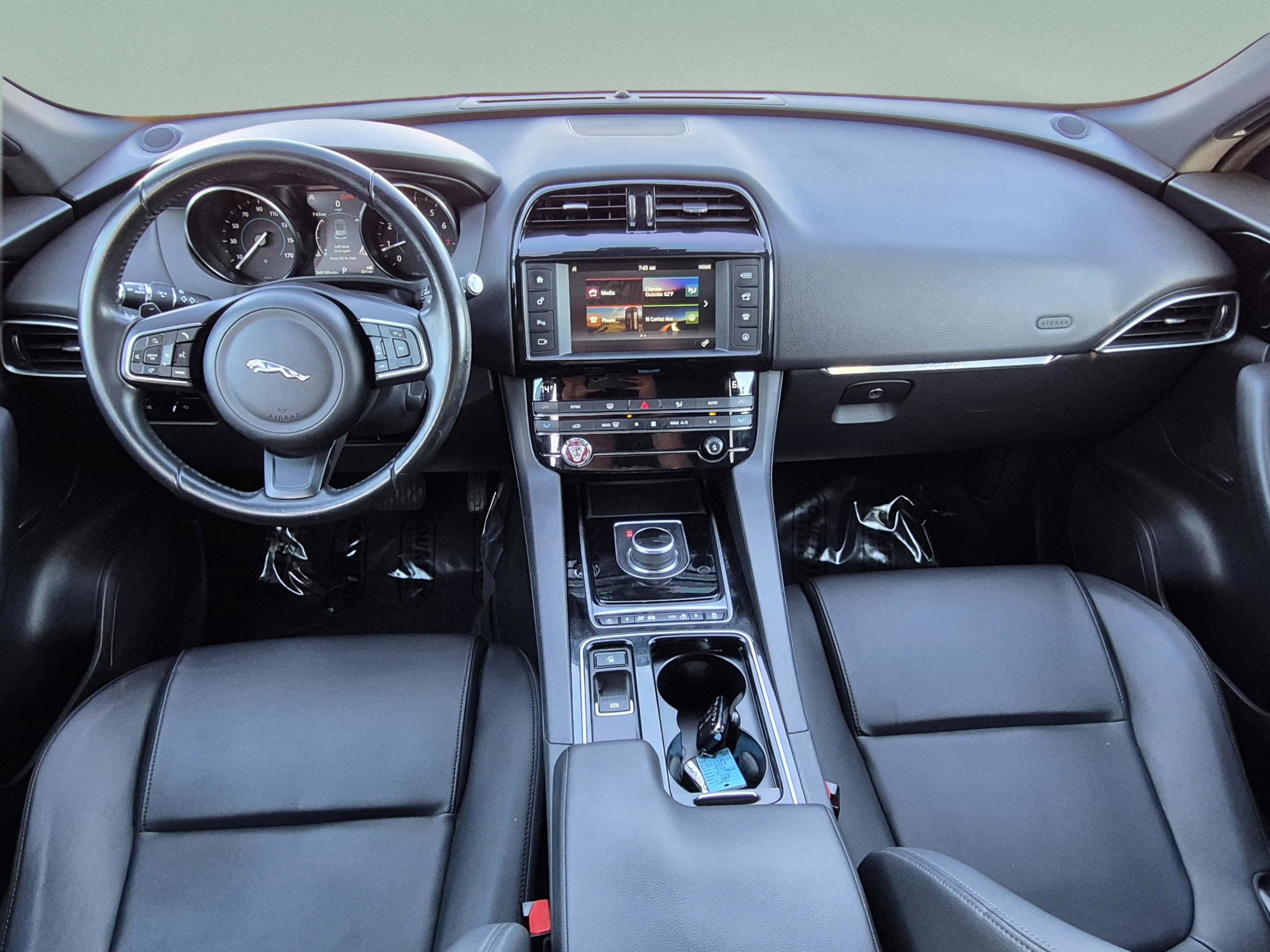 Used 2018 Jaguar F-PACE Premium AWD/4WD image 11