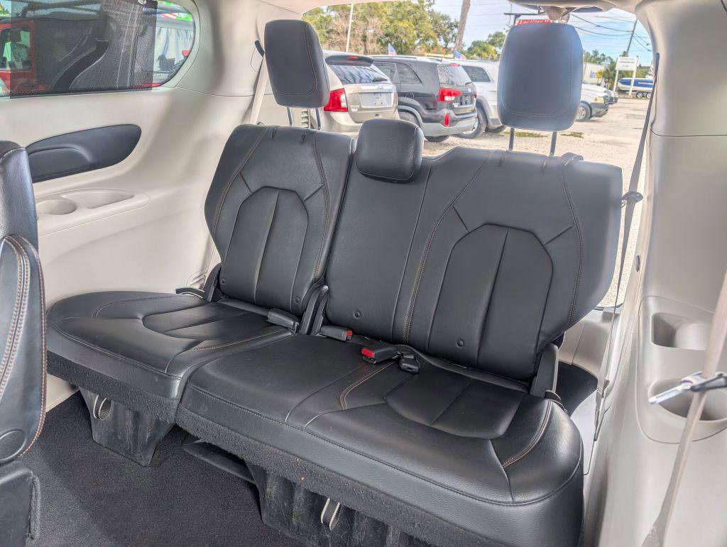 Used 2017 Chrysler Pacifica Touring-L FWD image 11