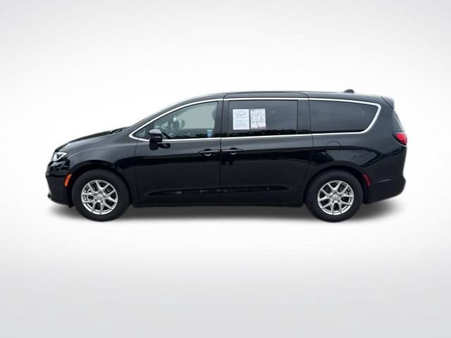 Used 2025 Chrysler Pacifica Select FWD image 2