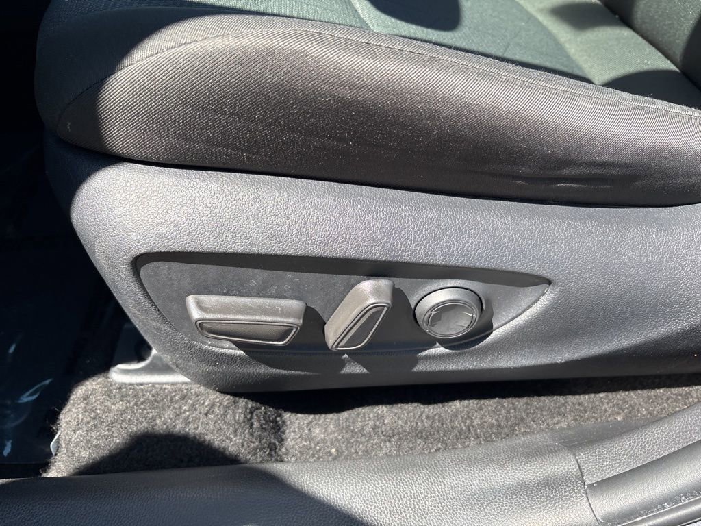 Used 2025 Toyota RAV4 XLE AWD/4WD image 16