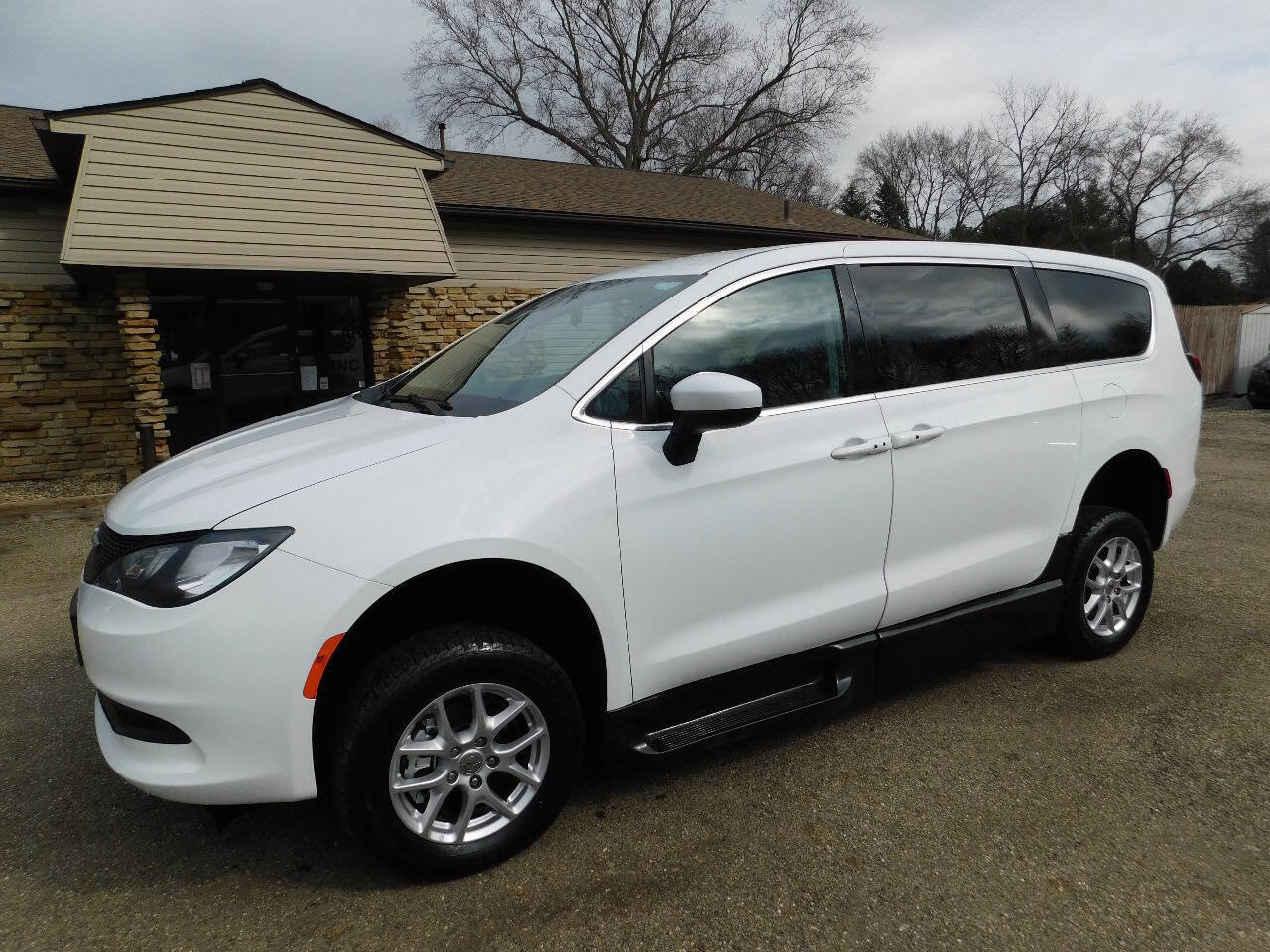 Used 2022 Chrysler Voyager LX image 11