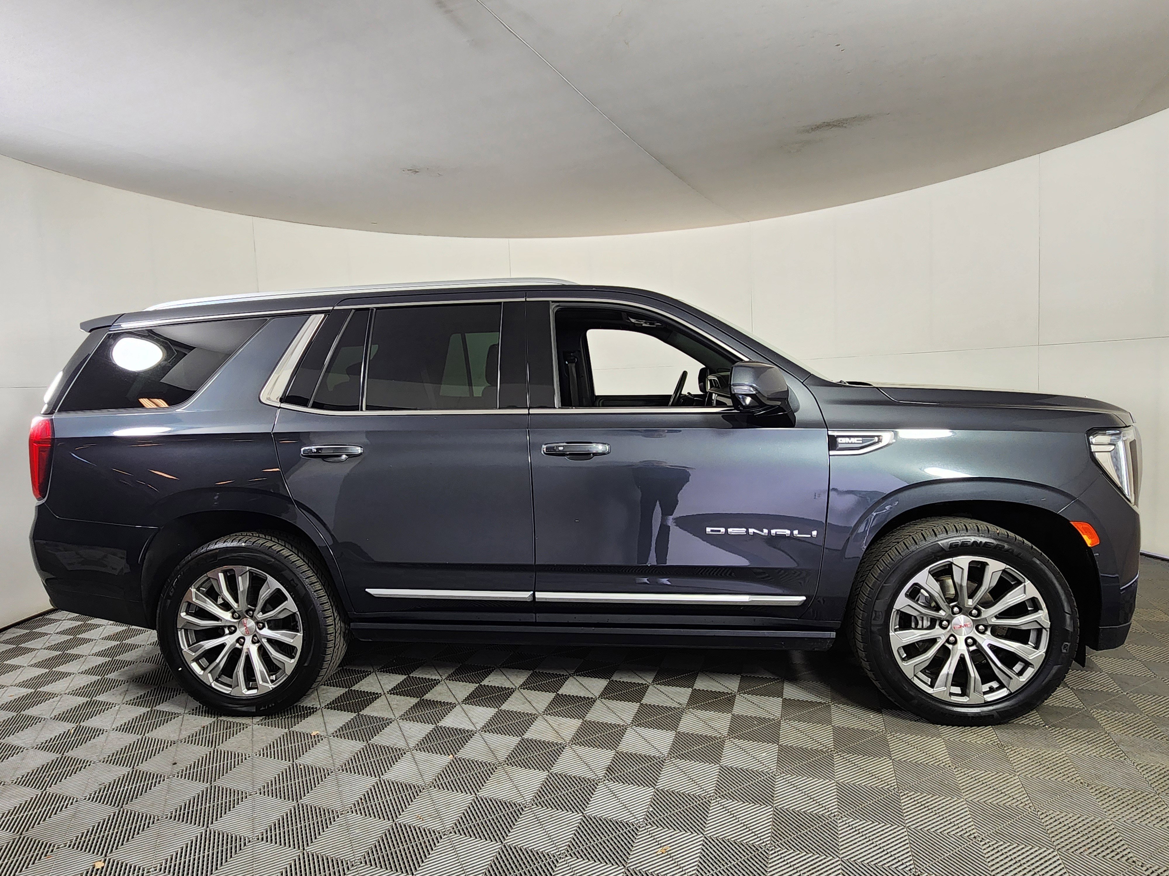 Used 2021 GMC Yukon Denali w/ Denali Premium Package image 8