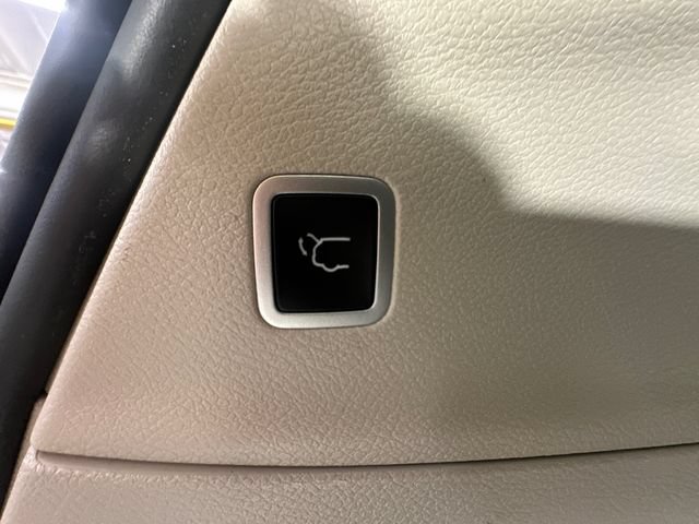 Used 2024 Chrysler Pacifica Touring-L FWD image 11