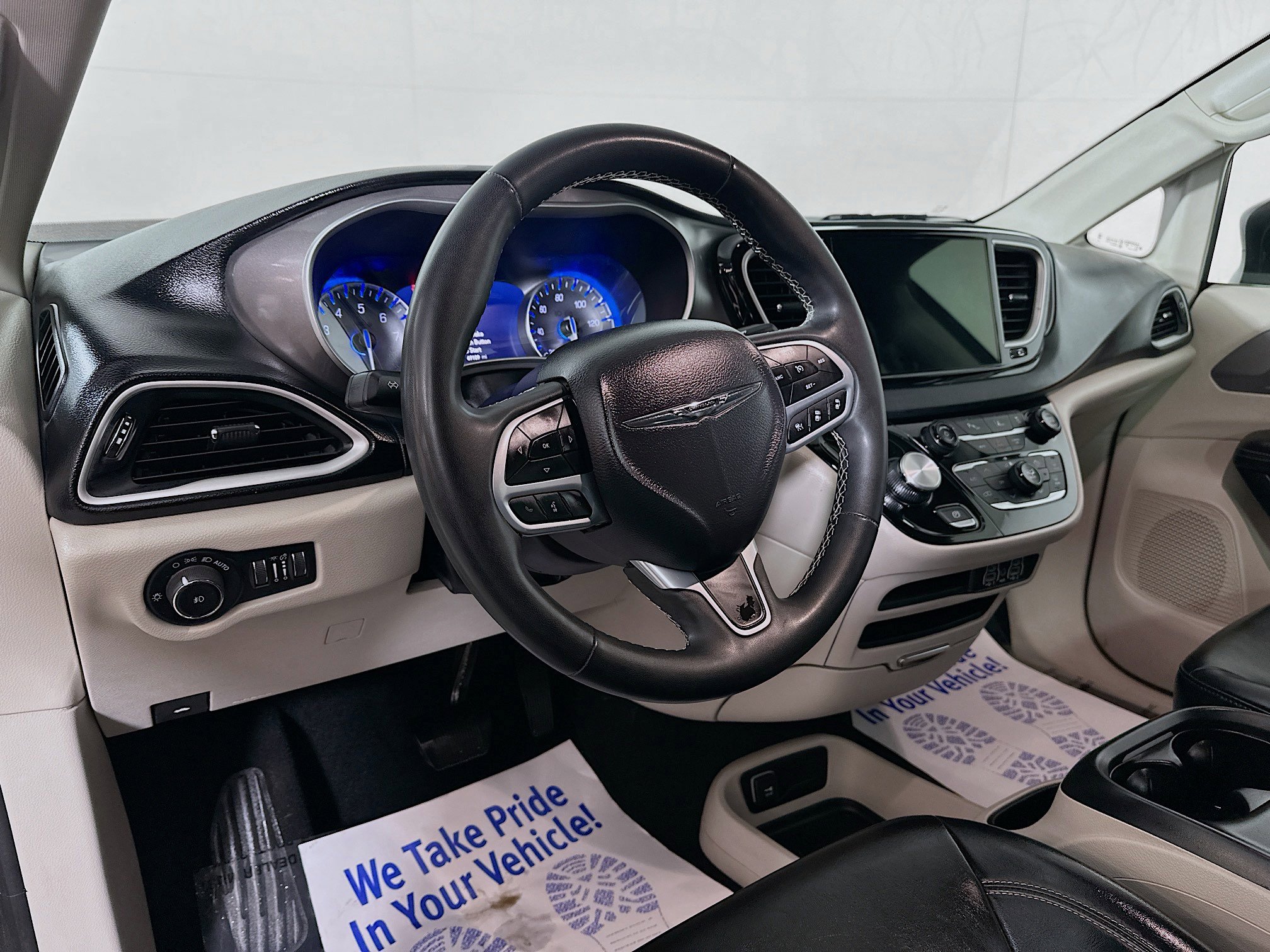 Used 2023 Chrysler Pacifica Touring-L FWD image 9