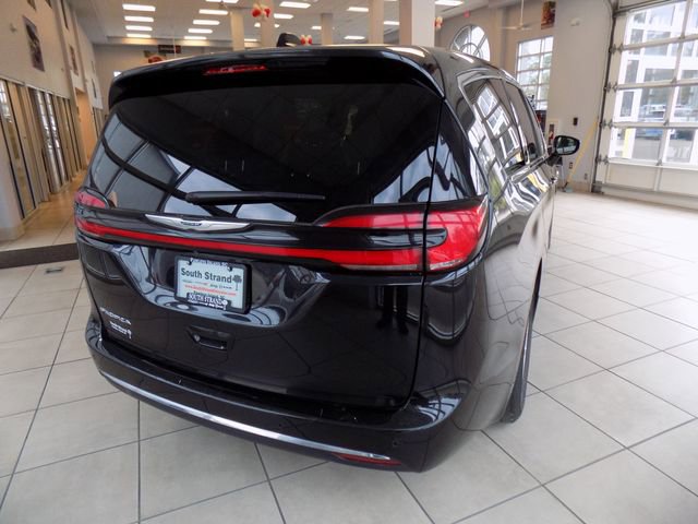 Used 2024 Chrysler Pacifica Touring-L image 7