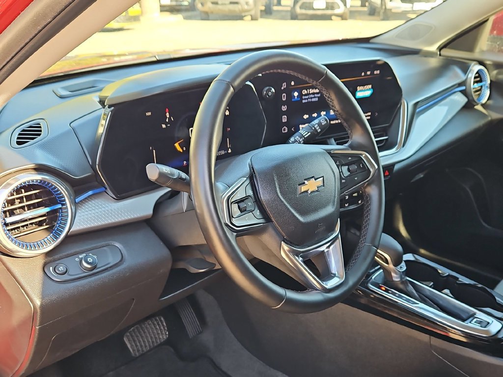 Used 2025 Chevrolet Trax LT w/ LT Convenience Package FWD image 15