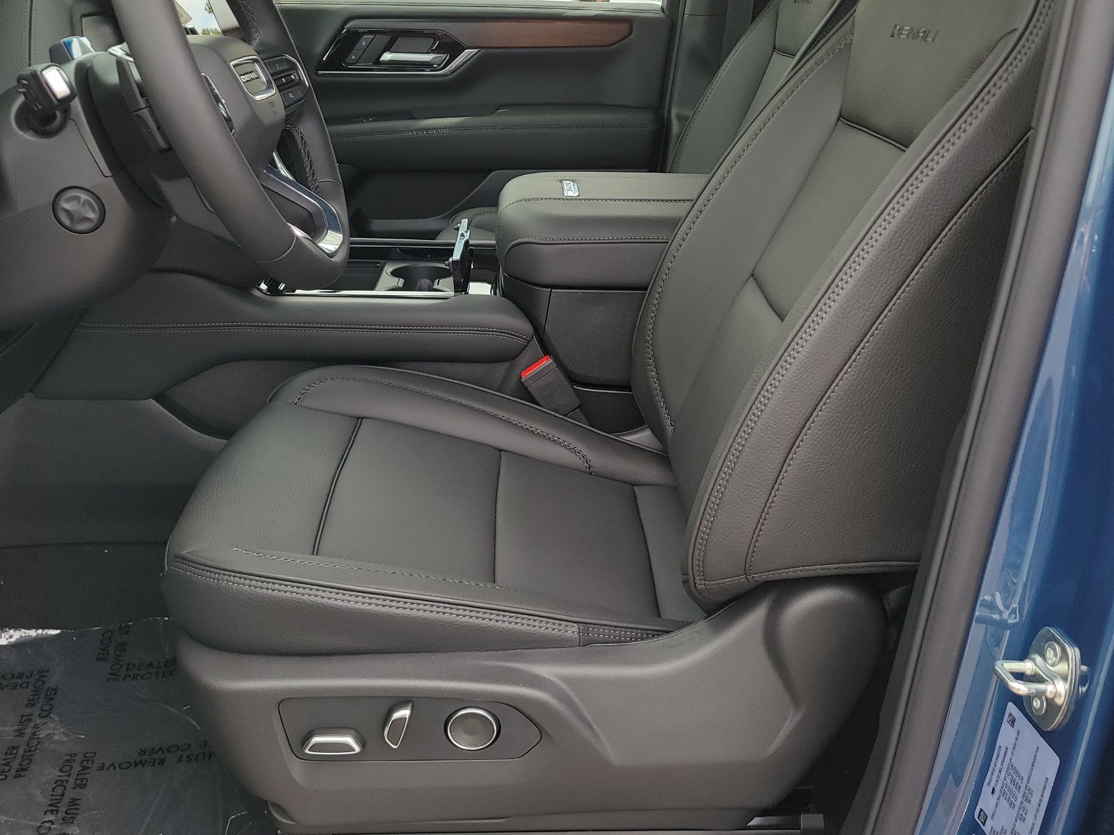 New 2026 GMC Yukon XL Denali w/ Denali Reserve Package AWD/4WD image 6