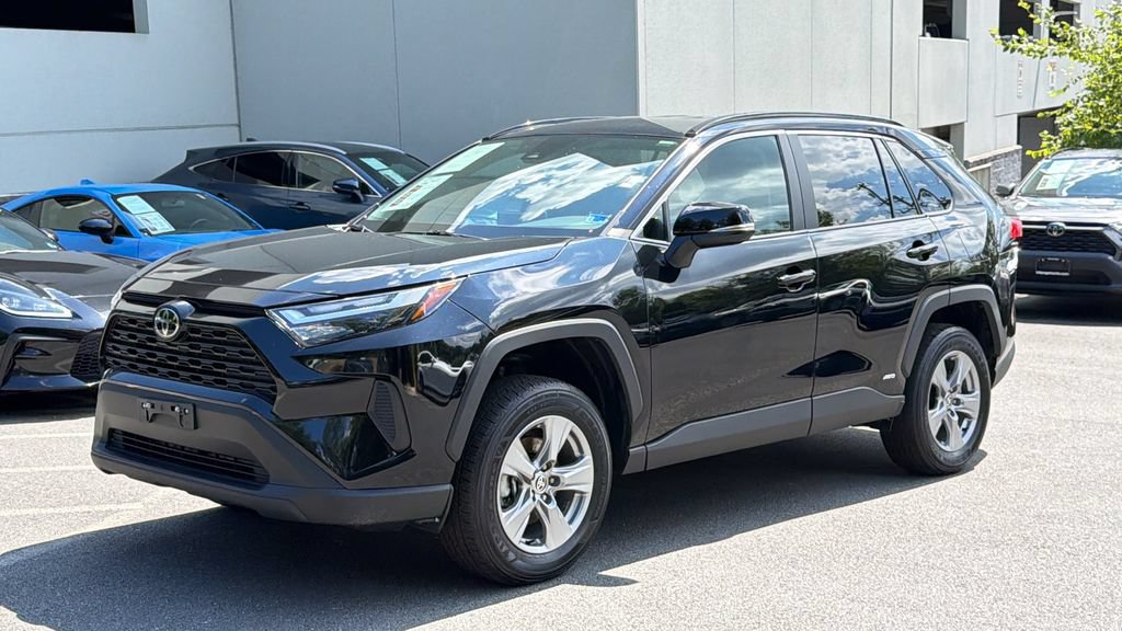 Used 2025 Toyota RAV4 XLE AWD/4WD image 2