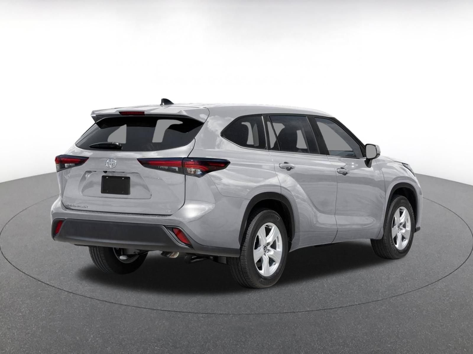Used 2025 Toyota Highlander LE FWD image 8