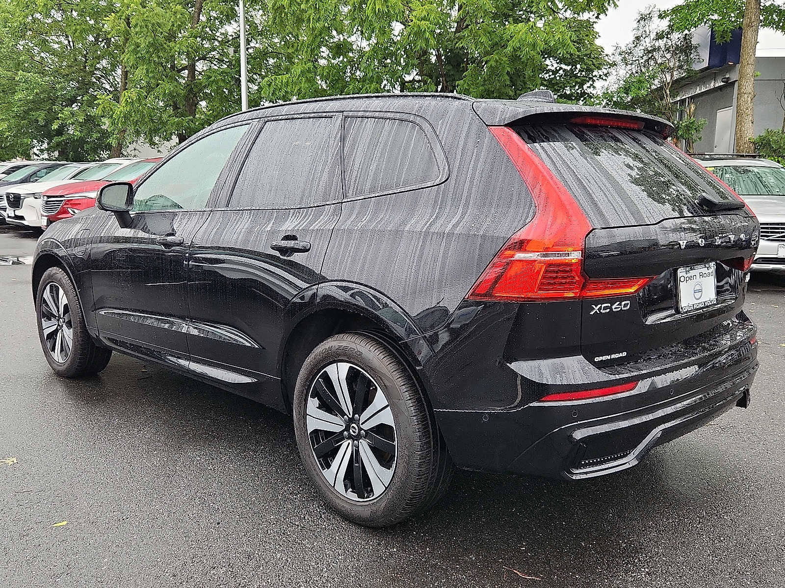 Certified 2025 Volvo XC60 T8 Plus w/ Climate Package AWD/4WD image 4