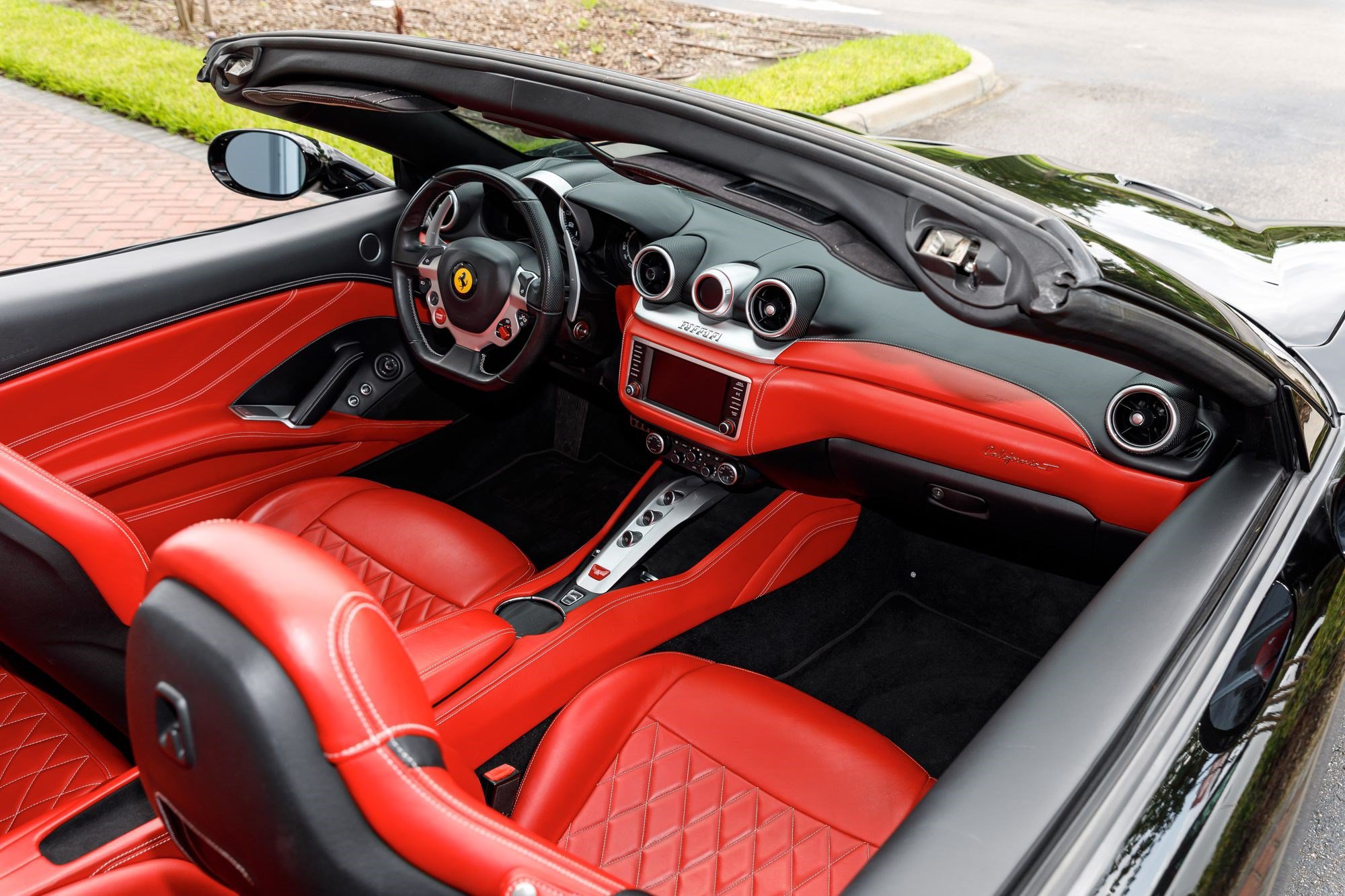 Used 2017 Ferrari California T RWD image 17