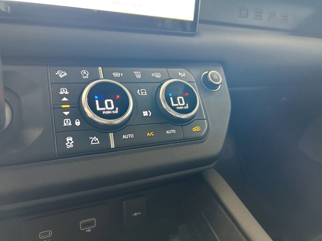 Used 2024 Land Rover Defender 130 X-Dynamic SE image 47