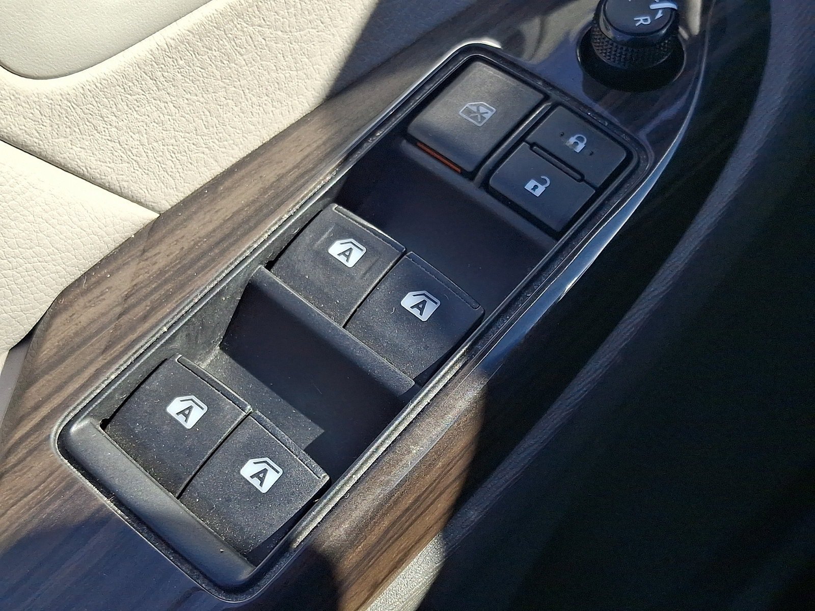 Used 2016 Toyota Sienna XLE w/ XLE Navigation Package FWD image 25