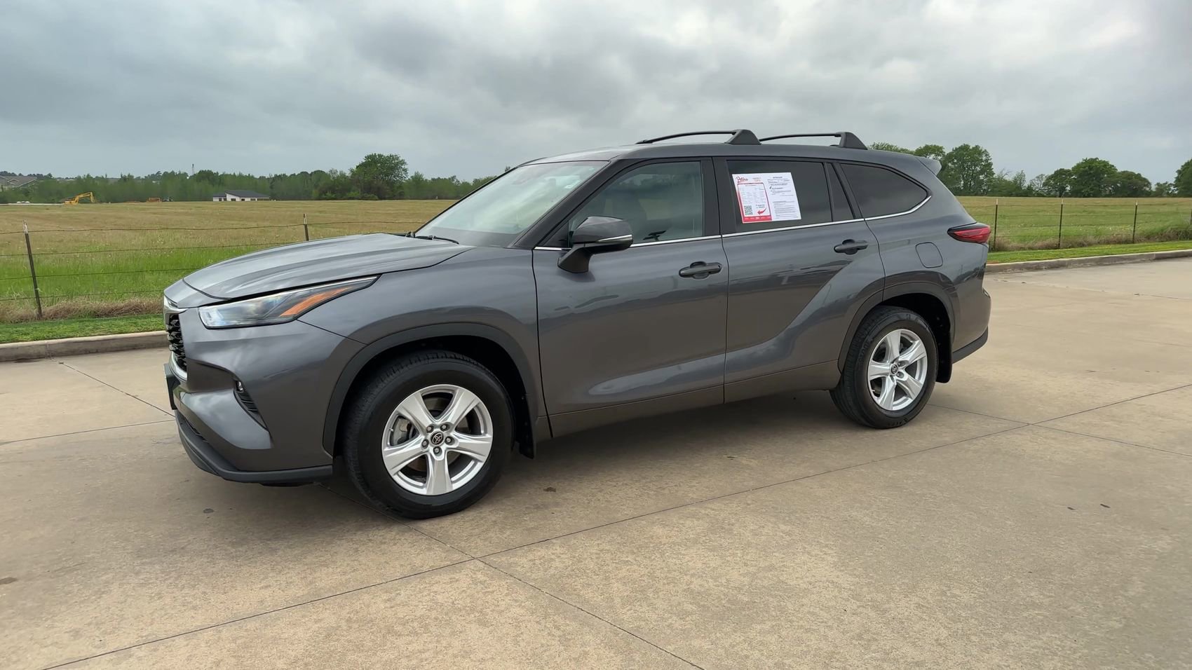 Used 2023 Toyota Highlander LE FWD image 4