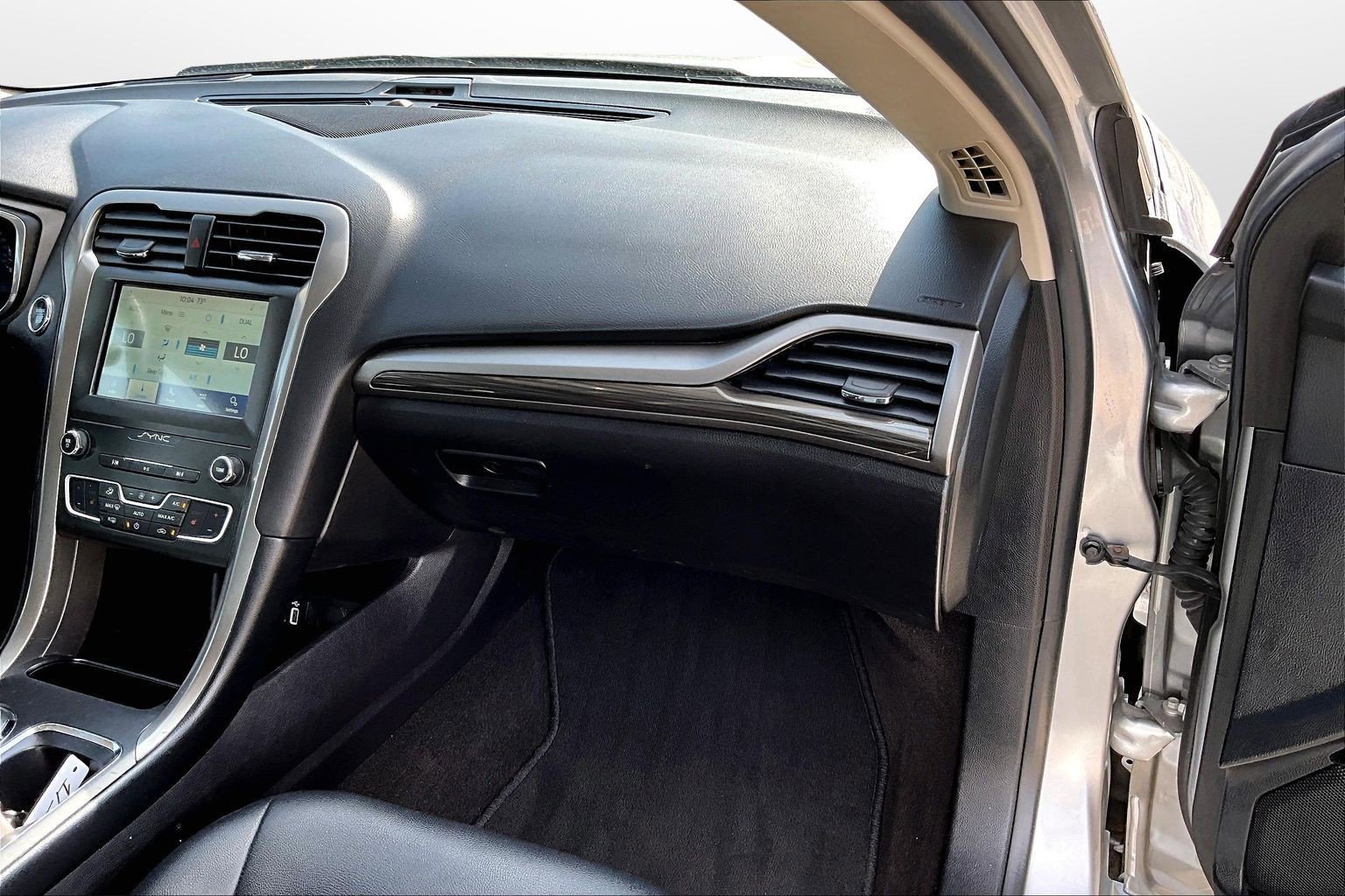 Used 2020 Ford Fusion SEL image 21
