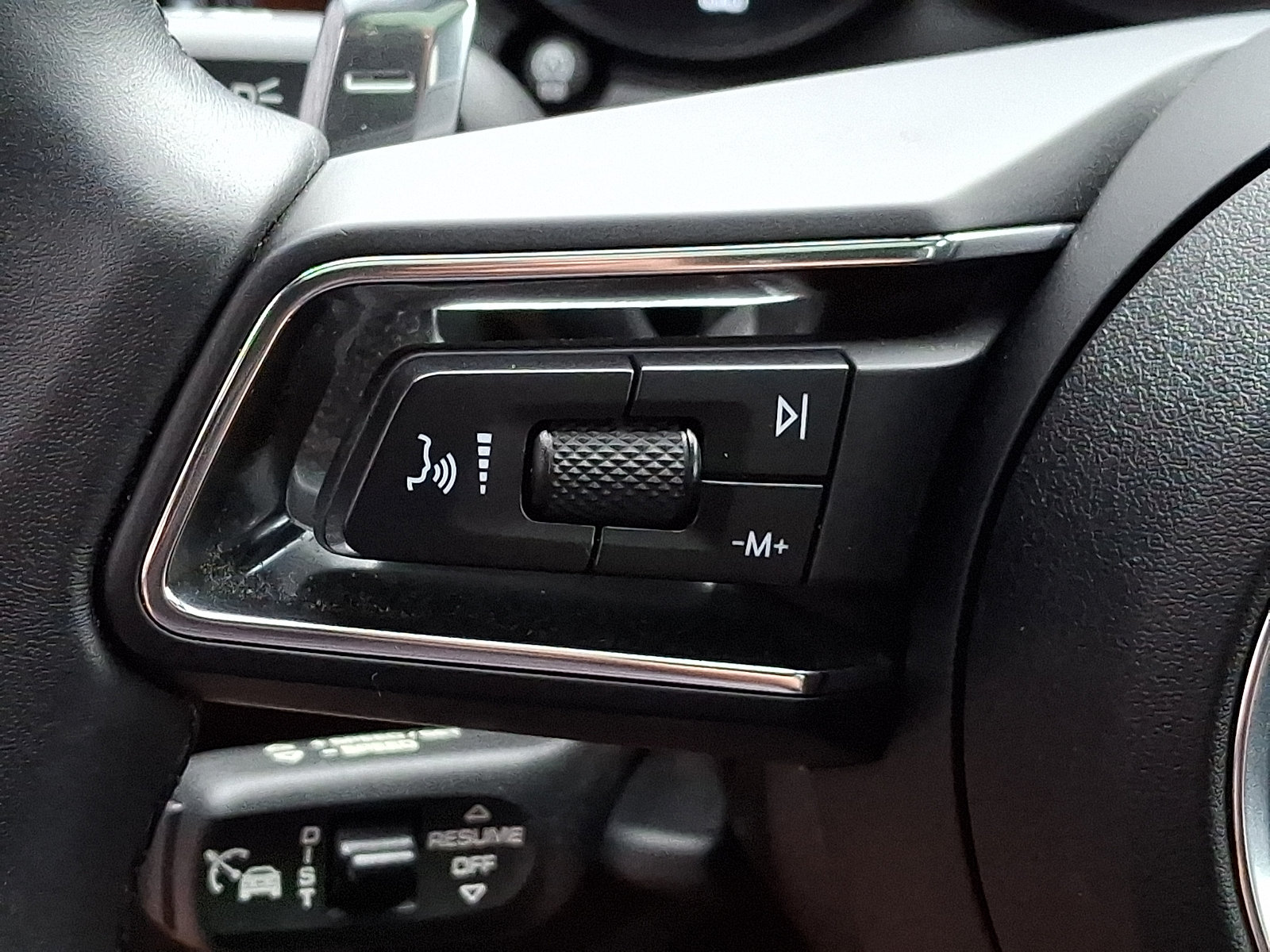 Certified 2025 Porsche Macan AWD/4WD image 25