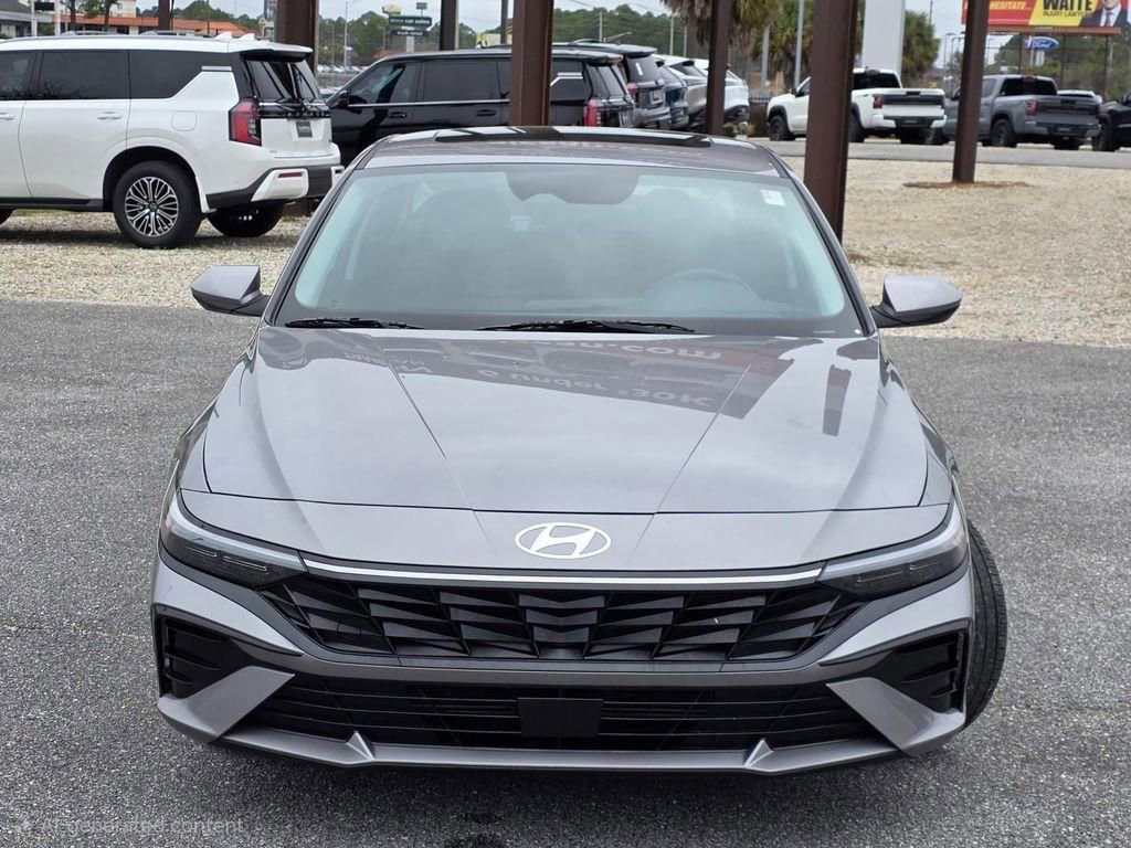 Used 2025 Hyundai Elantra SEL image 2