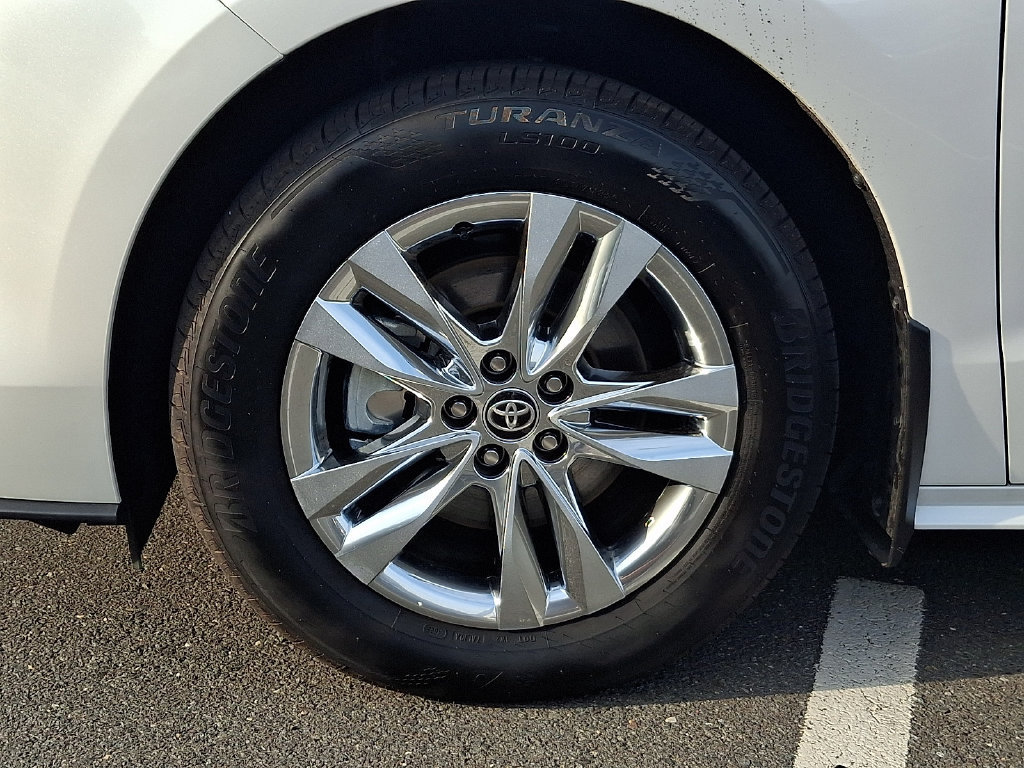 Certified 2026 Toyota Sienna XLE AWD/4WD image 8