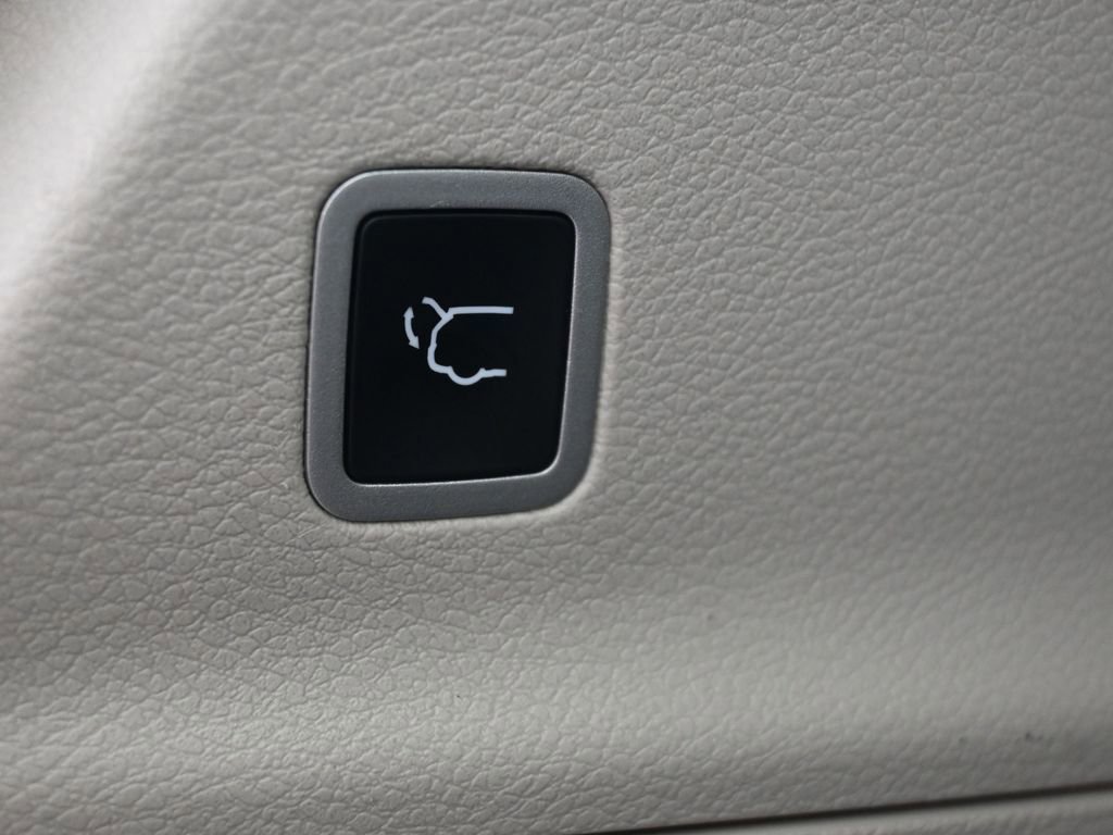 Used 2023 Chrysler Pacifica Touring-L image 25