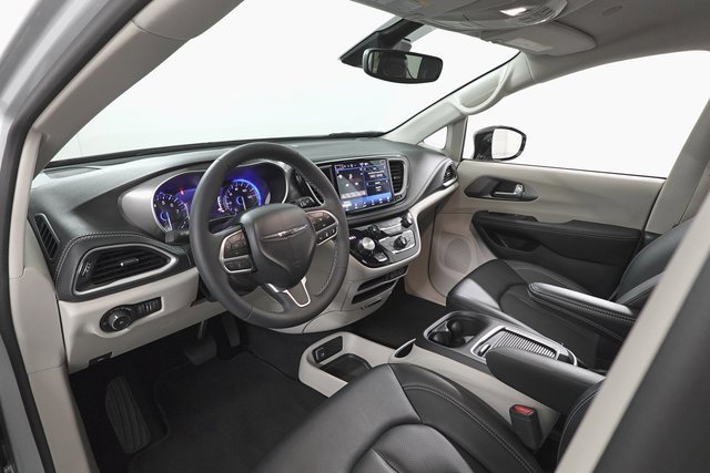 Used 2024 Chrysler Pacifica Touring-L image 12